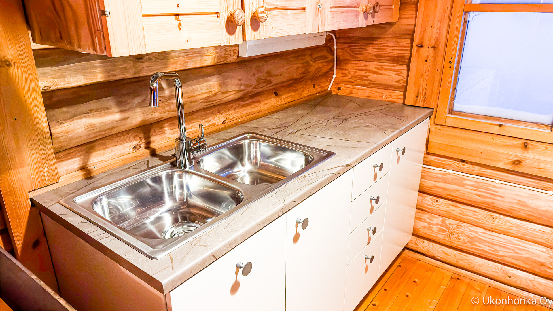 Kitchen with running water from the lake Kitchen with running water from the lake